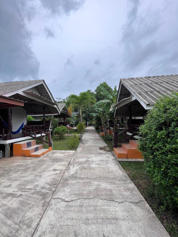 Hôtel Pyramid Bungalow à Ban Laem Sai Extérieur photo